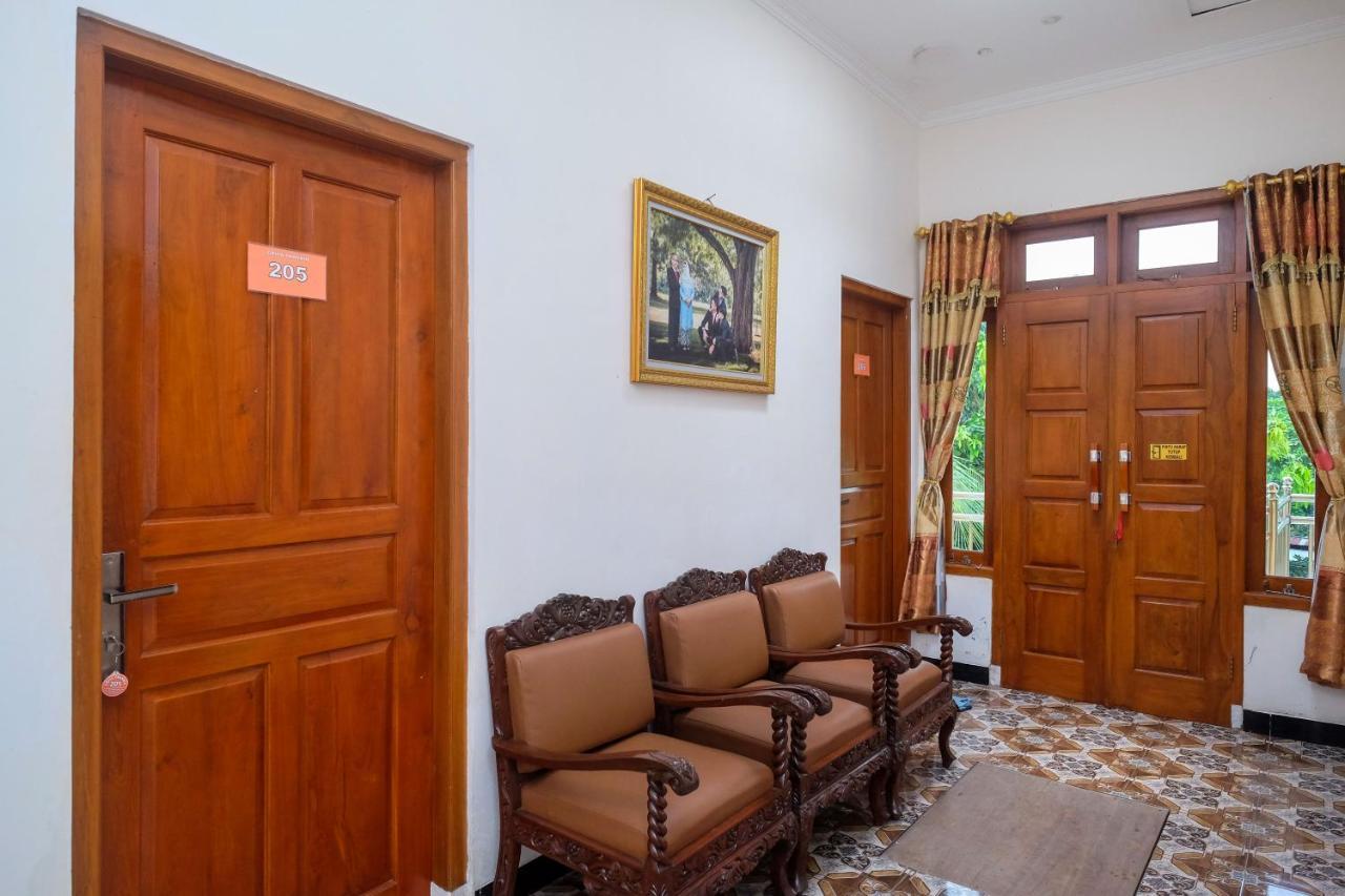 Reddoorz Syariah @ Griya Thamrin Manahan Solo Экстерьер фото