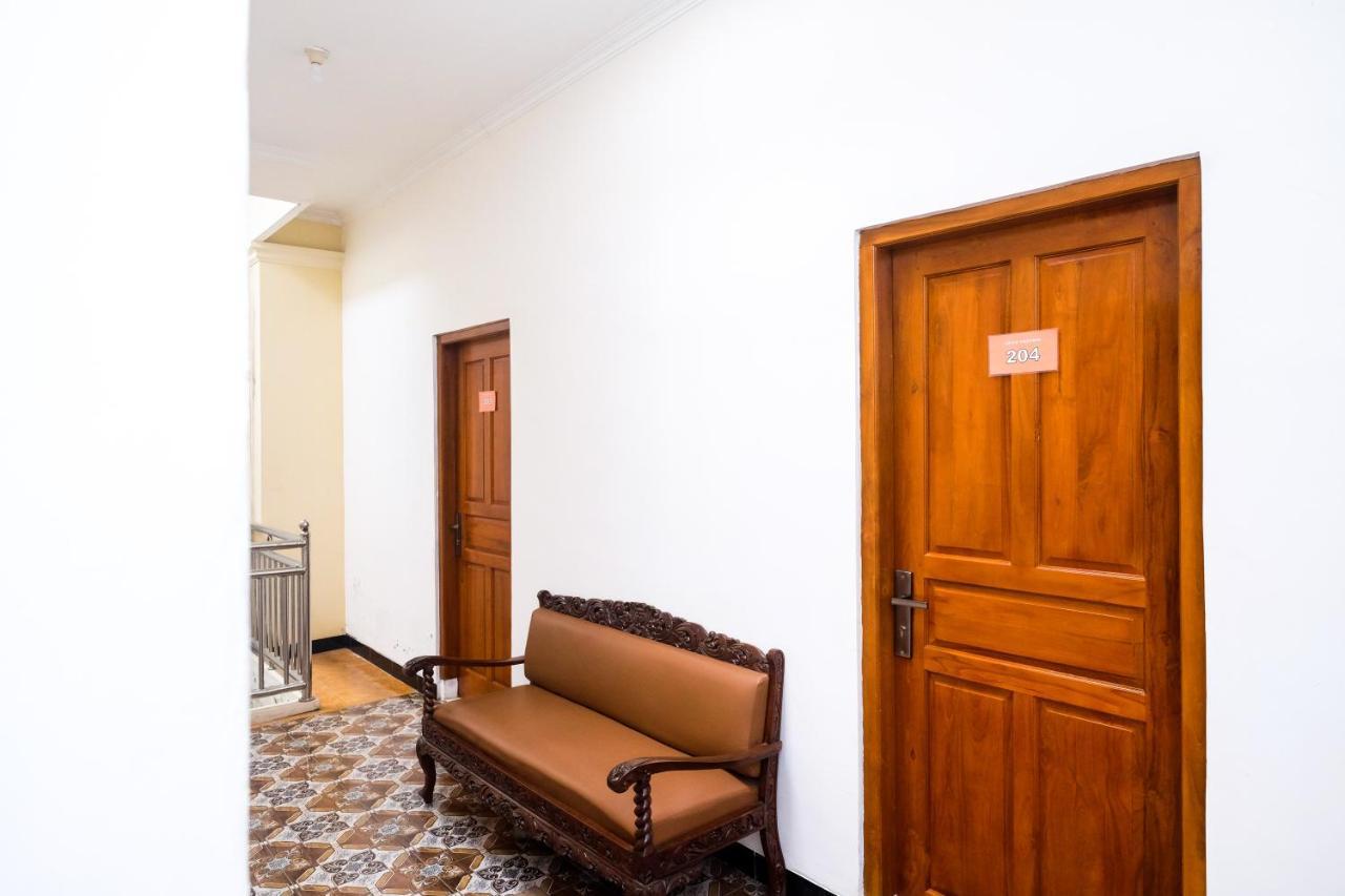 Reddoorz Syariah @ Griya Thamrin Manahan Solo Экстерьер фото